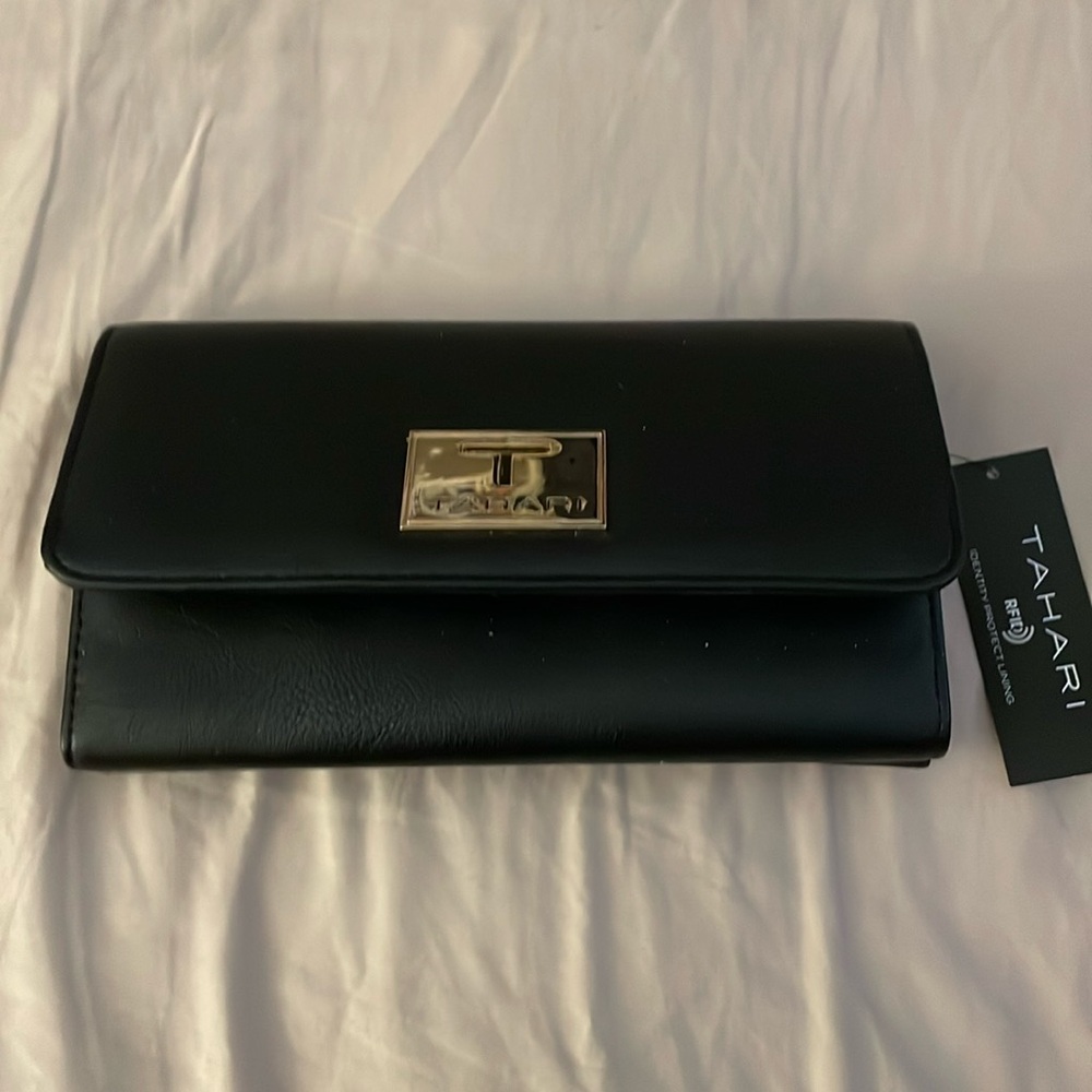 NWT Tahari women’s wallet black. Multiple credit card slots and compartments.